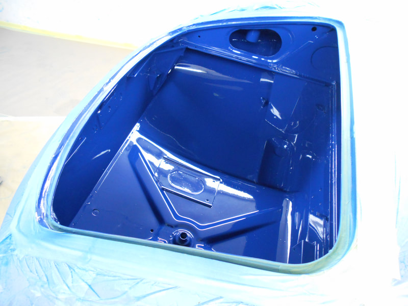 Jaguar E-type paintwork - trunk area in topcoat